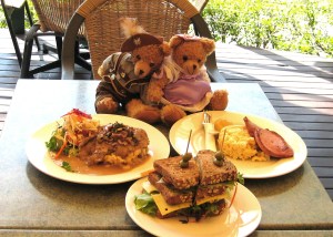 Herr Bear and Fräulein Bear enjoy lunch