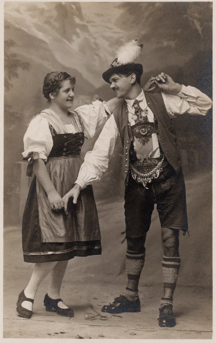 Dirndl und Lederhosen2